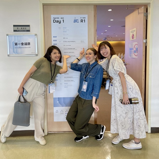 Die Pannelistinnen Tiff Lin, Sonja Fischbauer und Saya Kubota vor ihrem Panel auf dem g0v summit 2024.